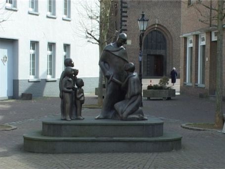 Tönisvorst-St. Tönis : St.-Martin-Denkmal von Loni Kreuder auf dem Alten Markt